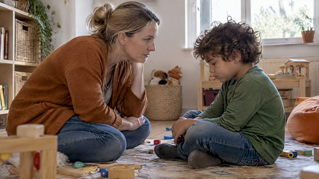 Mère qui accueille la déception de son enfant